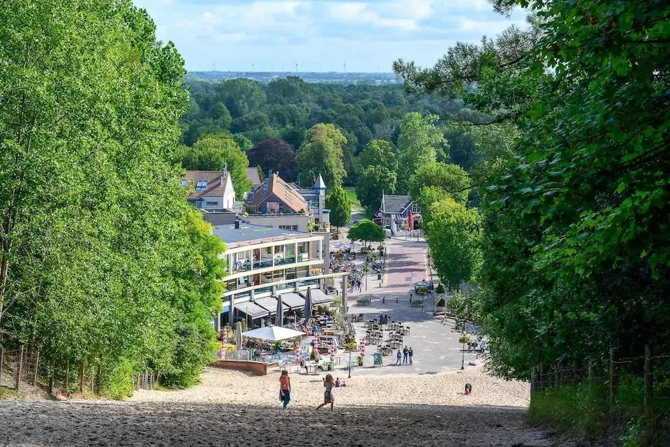 Uitzicht vanaf het Klimduin over de terrassen en het dorp Schoorl