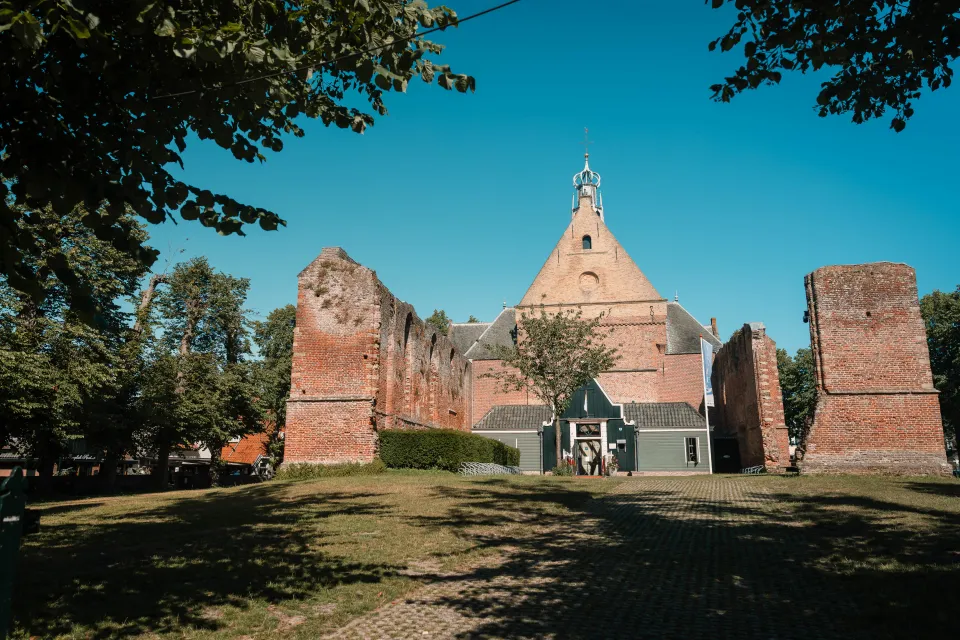 De Ruinekerk in Bergen met de oude muren tussen de bomen in het park