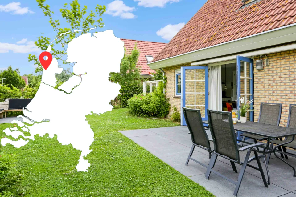 Kaart van Nederland met een locatiespeld bij Schoorl over een foto van het terras